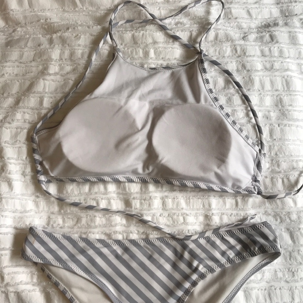 Striped bikini - Picture 5 of 7